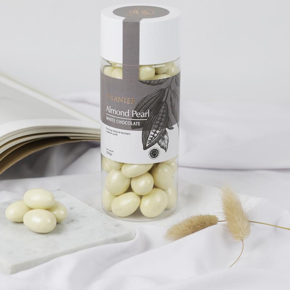 

[KODE PRODUK EZ0TN8271] D'Lanier Almond Pearl with White Chocolate - 300 Gr (Large Jar)