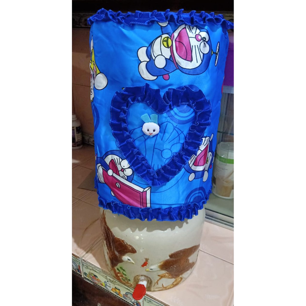 SARUNG TUTUP GALON DISPENSER MOTIF DORAEMON BAHAN SATIN