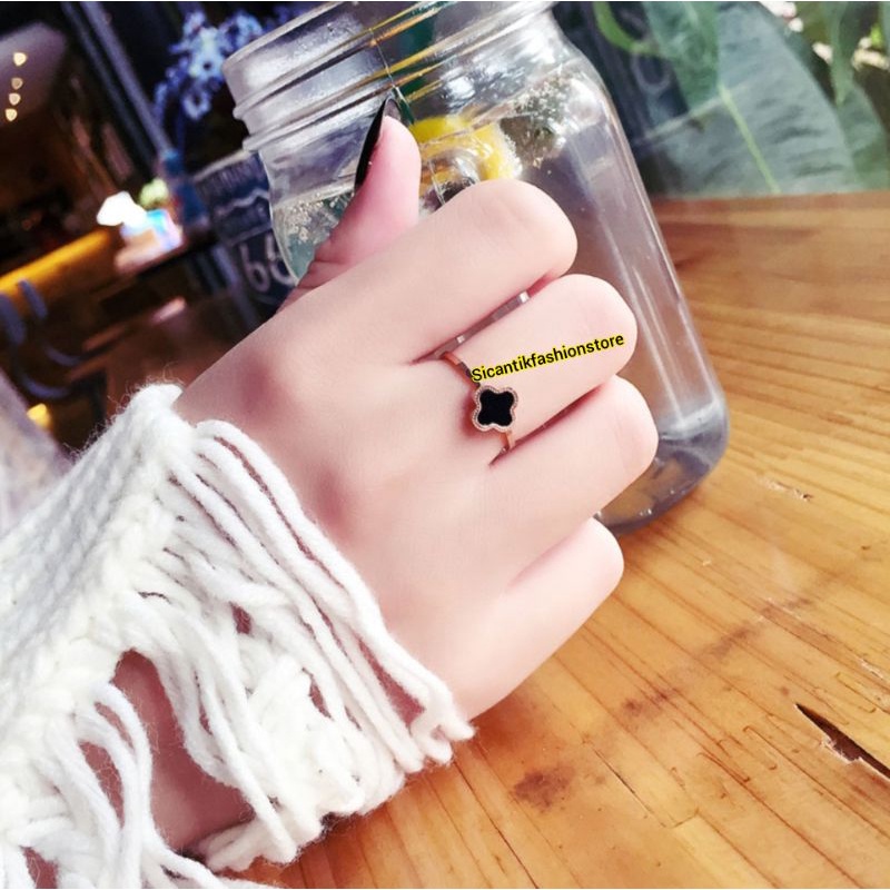 Cincin Titanium Wanita Clover Hitam Cincin Wanita Korea Terbaru Anti Karat Tidak Luntur