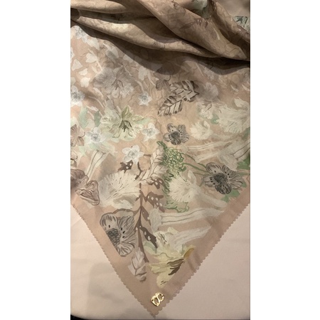The Daisy Beige dan Monogram Scrambled Seed Buttonscarves