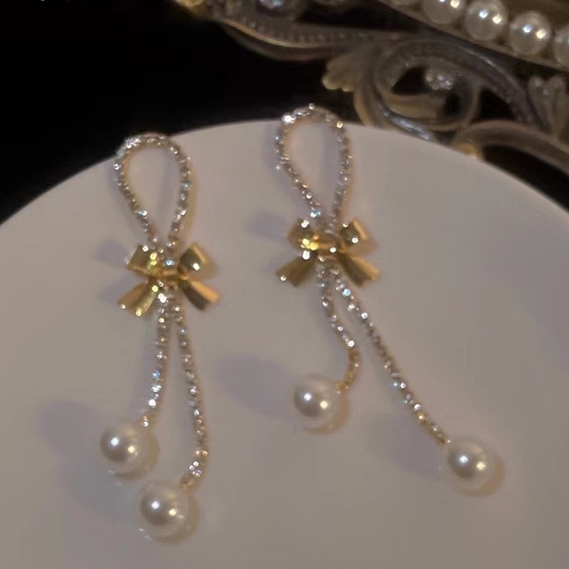 Anting Gantung Panjang Model Pita Dengan Mutiara Untuk Wanita