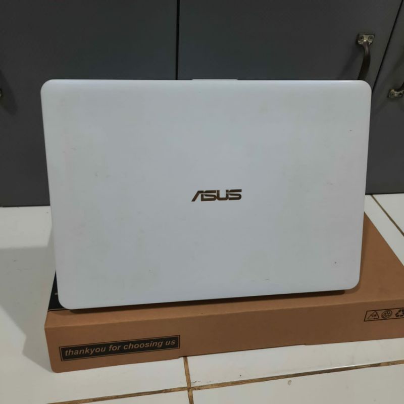 Laptop Asus Vivobook A442UR Cor i5-7200U Doble vga Nvdia Geforce 930Mx dedicated 2GB Ram 8GB HDD 1TB mulus