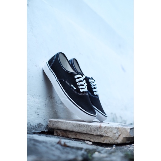 vans authentic black and white outfit