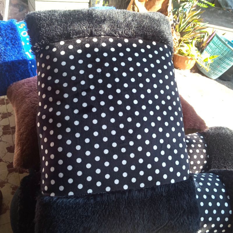 BANTAL DAN GULING KARAKTER RASFUR UKURAN BABY 1PAKET ISI 3PCS-Polkadot hitam