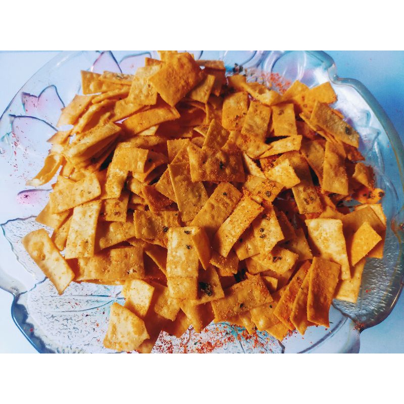 

kripik pangsit pedas dengan bumbu berlimpah ekstra kencur dan daun jeruk