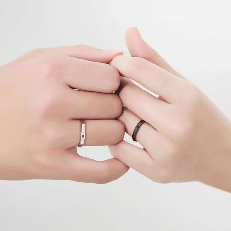 2pcs / Set Cincin Pasangan Model Terbuka Dapat Disesuaikan Desain Matahari Bulan Bahan Silikon Untuk Persahabatan