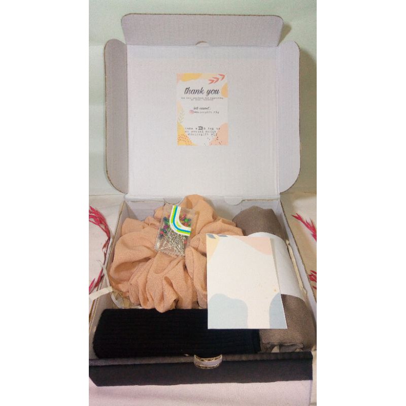 

GIFTBOX, KADO WISUDA, KADO ULANG TAHUN, CUSTOMGIFT