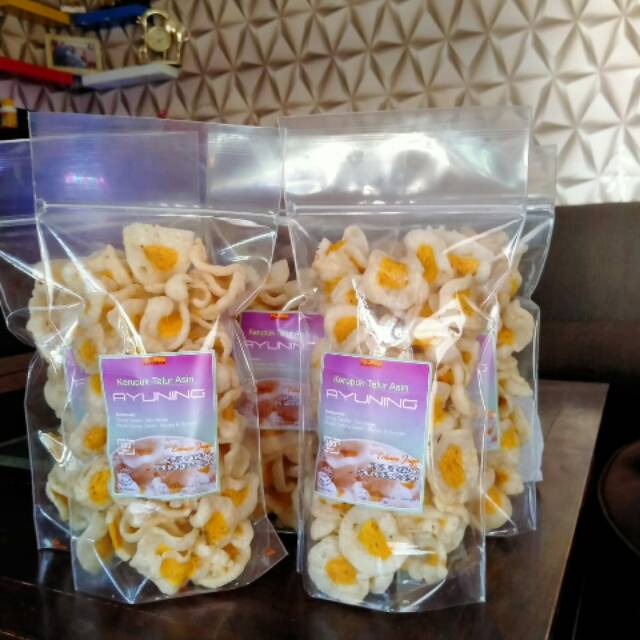 

Kerupuk telur asin
