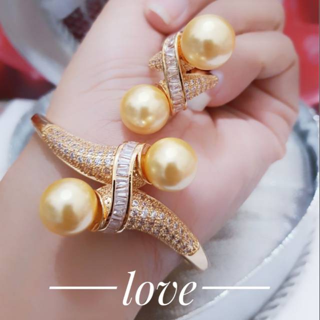 Gelang tangan dan cincin mutiara mewah