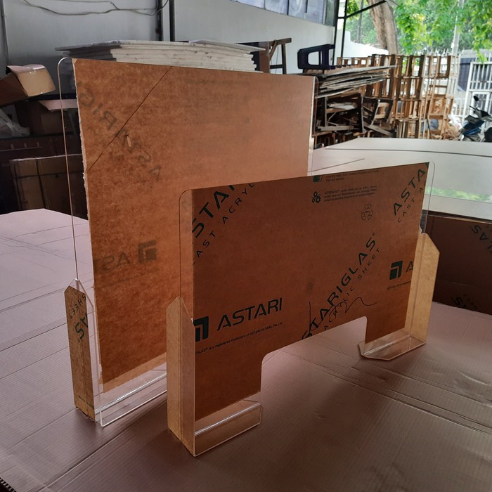 

Pembatas Jarak Kasir Acrylic Model Kaki Uk. 100 cm x 60 cm 3mm