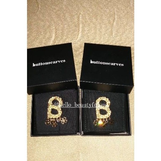 Buttonscarves Textured brooch With charm gold