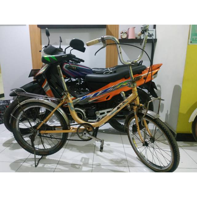 Sepeda mini Jepang siap gowes , masih ori bawaan, ukuran 20 , minion jepang ori bawaan size 20