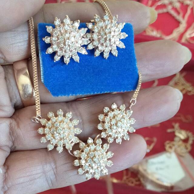 Berlian medan anting dan tura matahari.