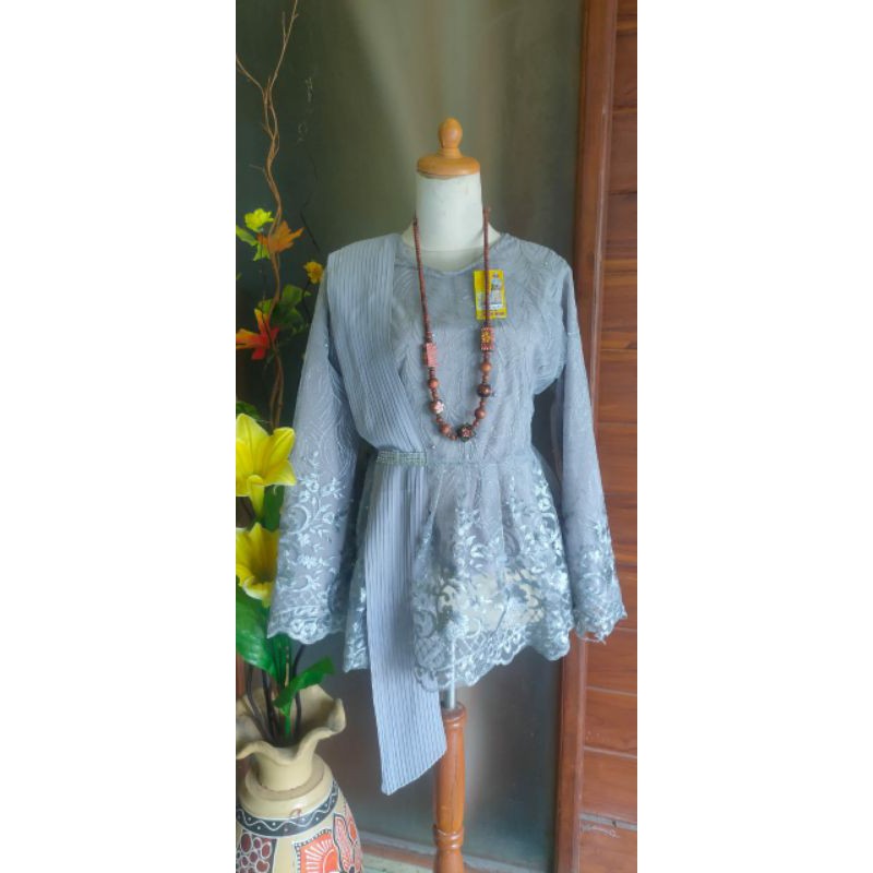 WM>KEBAYA SLENDANG MAYANG / BLOUS AMALIA / KEBAYA MODERN / KEBAYA KONDANGAN/ KEBAYA WISUDA9-Abu / silfer