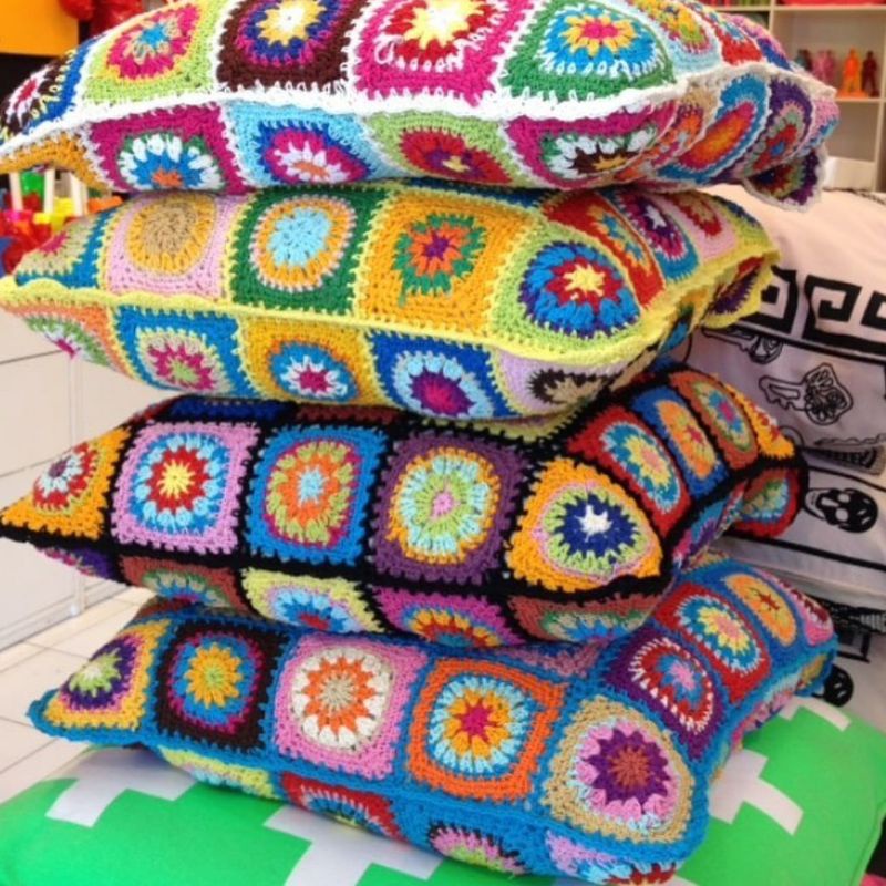Sarung bantal rajut granny square ukuran 40x40cm
