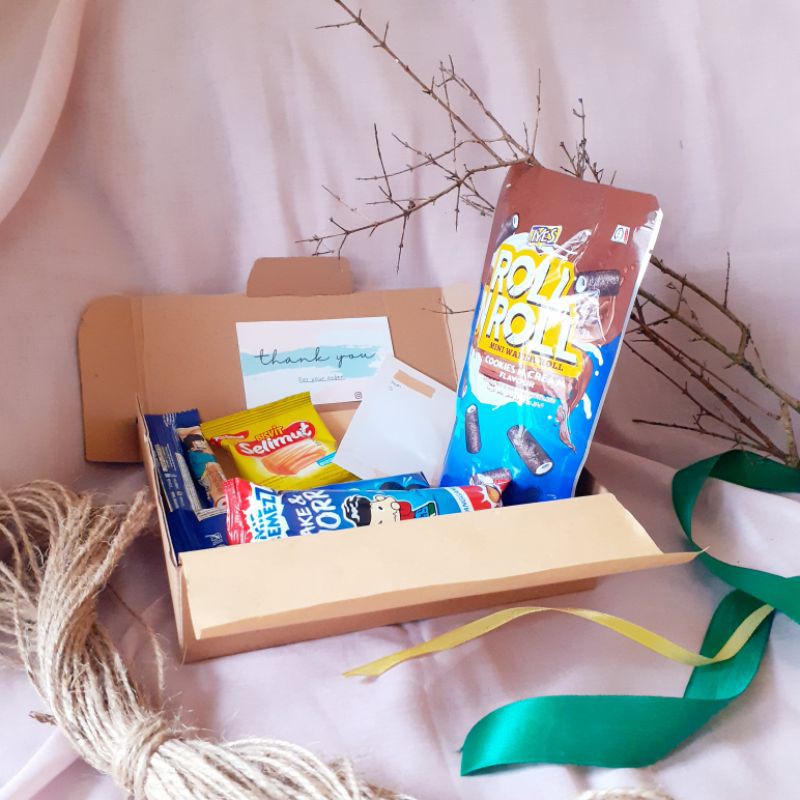 

SNACKBOX GIFT PAKET KECIL/HAMPERS/UNTUK WISUDA ATAU KADO MURAH