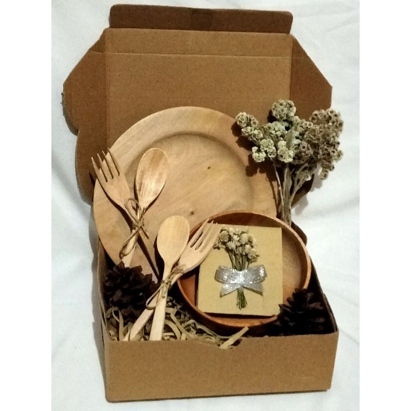 

PARCEL / HAMPERS PERALATAN KAYU UNTUK KADO PERNIKAHAN, ULANG TAHUN, PARCEL LEBARAN