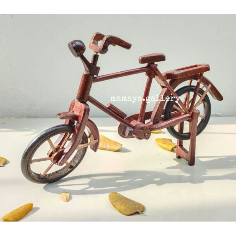 Miniatur sepeda kayu