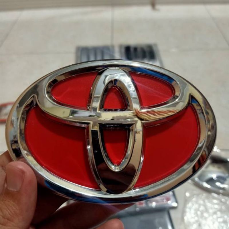 emblem logo toyota  lebar  merah