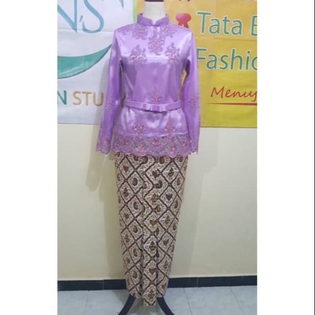 Kebaya Brokat Jarik Batik Prada
