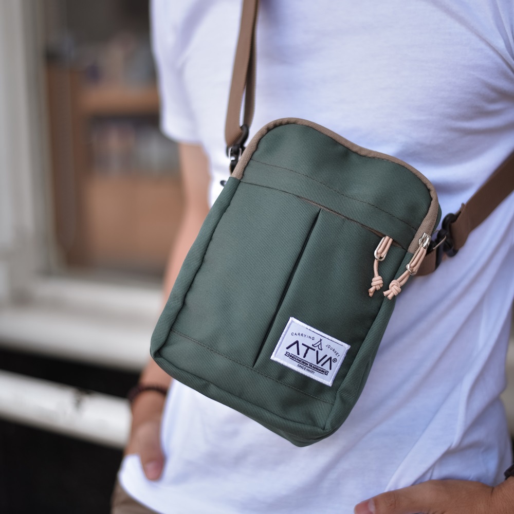 FIT OLIVE GREEN ORIGINAL x ATVA Tas Selempang Hijau Pria Slingbag Casual Jalan Santai Main Hangout Nongkrong Sling Bag Distro Remaja Dewasa Daily Simple Shoulder Bag Premium Mini Shoulderbag Tas Slempang Outdoor Kecil Bahu Dada Keren Terbaru Kekinian