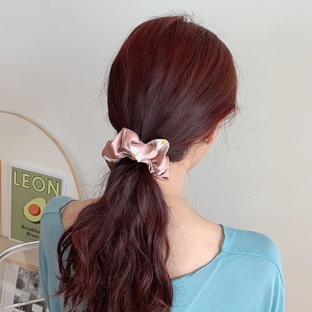 OVERFLOWS.ID ✿ Scrunchie Ikat Rambut Cepol Korea Lucu Satin Bunga Daisy Import