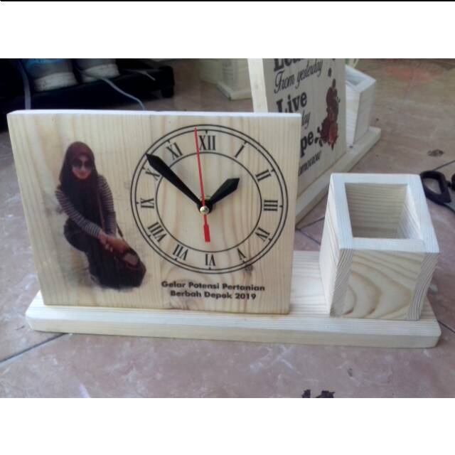 

Tempat pensil kayu + jam kayu