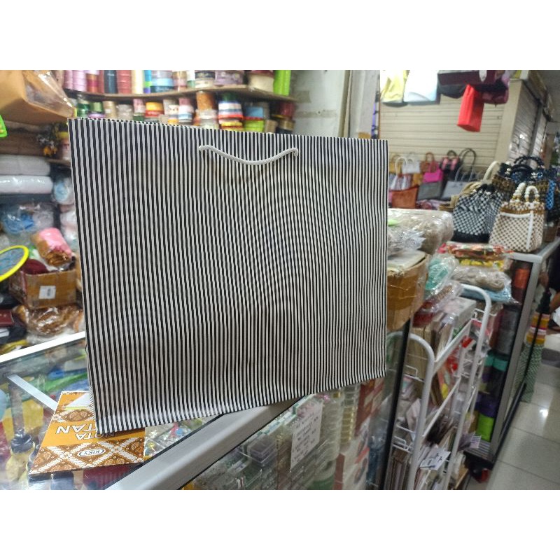 

Paper bag XL salur hitam isi 12 pcs terlaris dan termurah