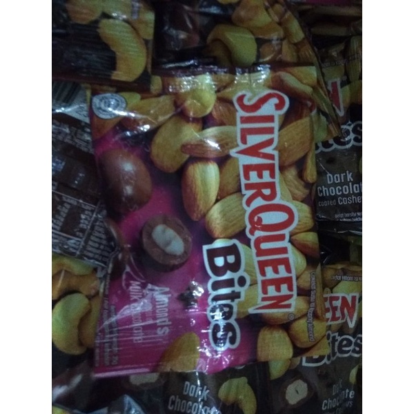 

SilverQueen Bites Dark Chocolate dan Almond Milk Chocolate 35 Gram