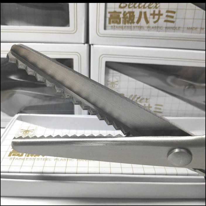 

GUNTING KAIN ZIGZAG 9"-230MM STAINLESS STEEL PLASTIC HANDLE