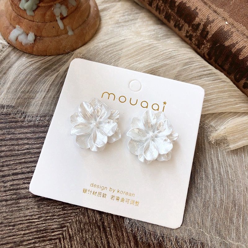 anting bunga putih