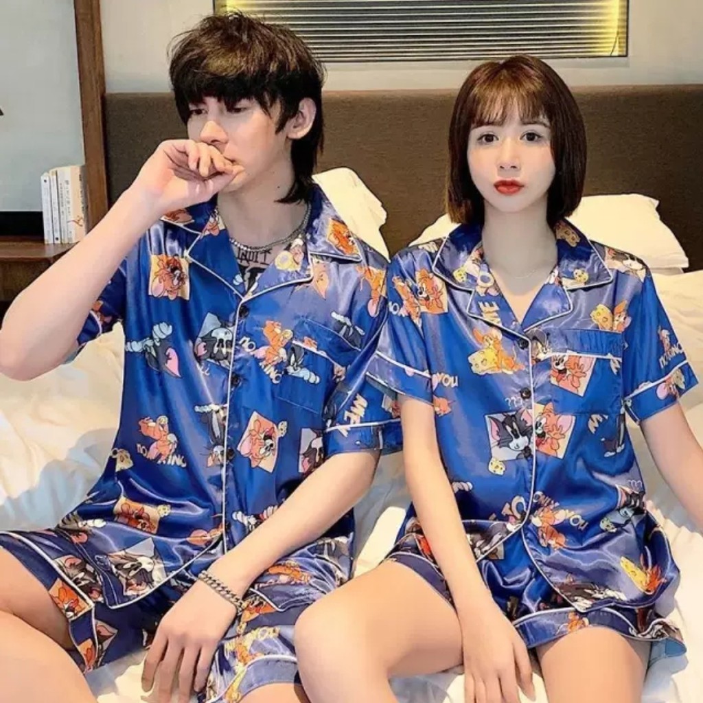 BAJU TIDUR PIYAMA PIRA WANITA COUPLE CP SATIN SILK ADEM HALUS IMPORT BERKUALITAS MOTIF KRA KANCING LIMA LENGAN PENDEK SETELAN CELANA PENDEK HOTPANTS LUXURY BRANDED FASHIONABLE TERBARU SIZE L-XXXL FIT TO 85KG