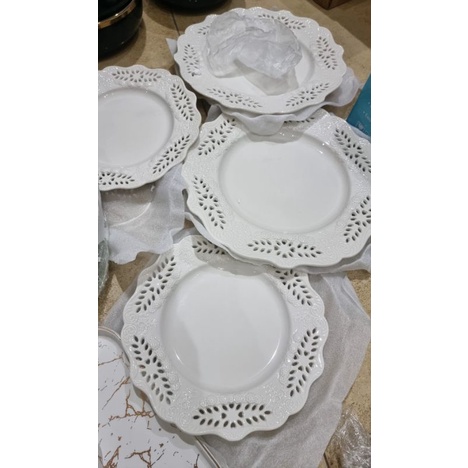 Piring saji keramik emboss putih