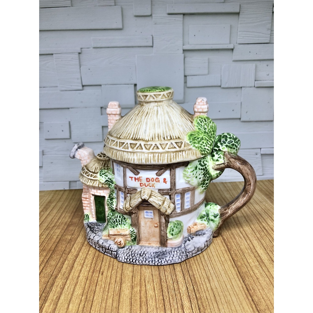 Teko hias keramik bentuk rumah antik