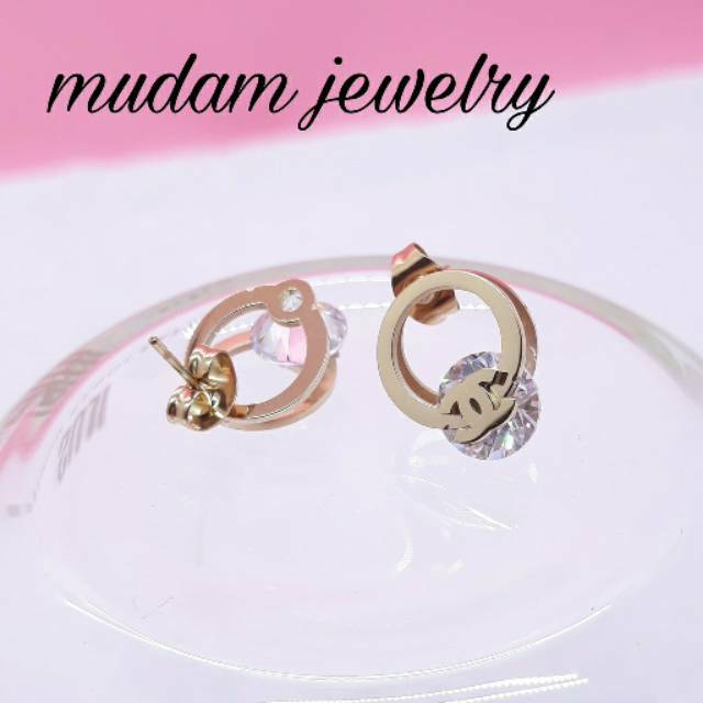 Anting Titanium Ch4nl Dengan Kristal Rose Gold