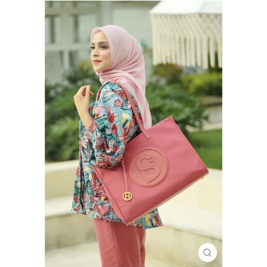 Buttonscarves Aaliya Nylon Tote Bag