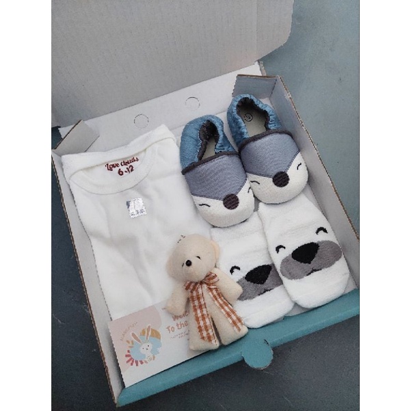 (4 IN 1 BABY BOY GIRL) HAMPERS KADO LAHIRAN BAYI GIFT BOX SEPATU BAJU JUMPER KUPLUK KAOS KAKI SEPATU FLATSHOES BONEKA MURAH MERIAH HADIAH LAHIRAN-PUTIH FOX