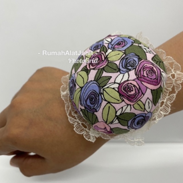 Bantalan Jarum / Pin Cushion bentuk Gelang Tangan