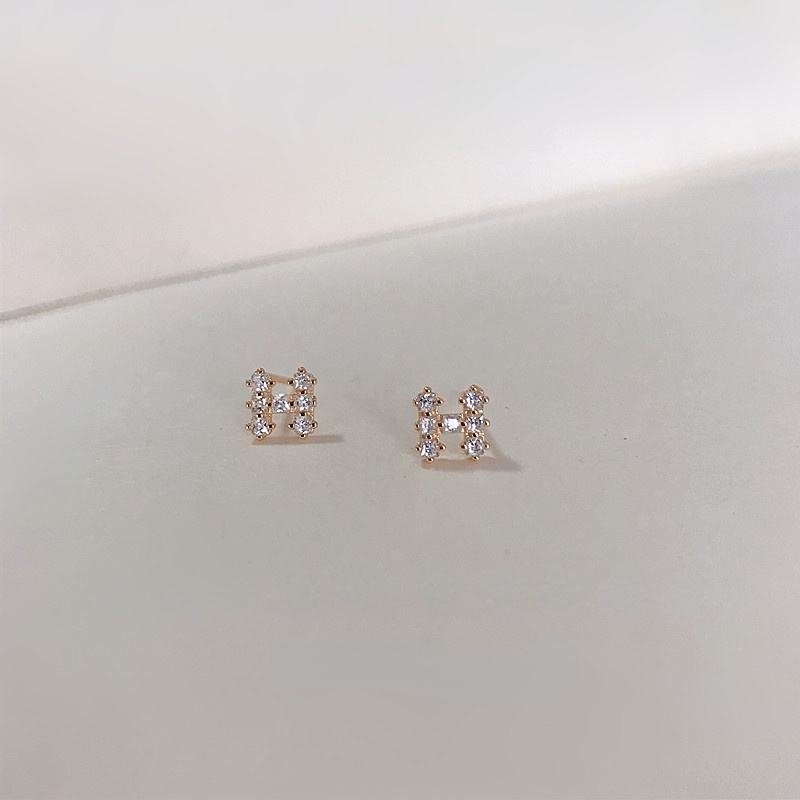 1 Pasang Anting Tusuk Bentuk H Geometris Hias Berlian Imitasi Warna Emas Untuk Wanita