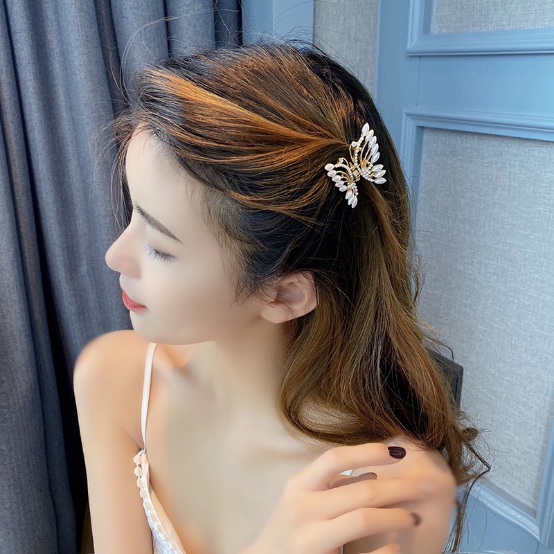1pc Jepit Rambut Bentuk Kupu-Kupu Aksen Mutiara Bahan Metal Warna Emas Gaya Korea