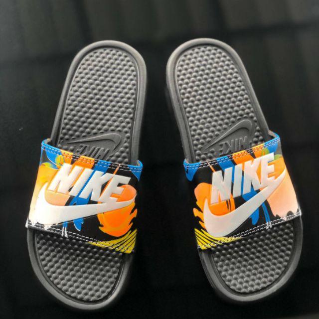 Sandal Nike FLIP FLOP Benassi Grade Ori Vietnam, Sandal Slop PriaNike Benassi, Nike bennasi Slides.-Hitam-Bunga Orange