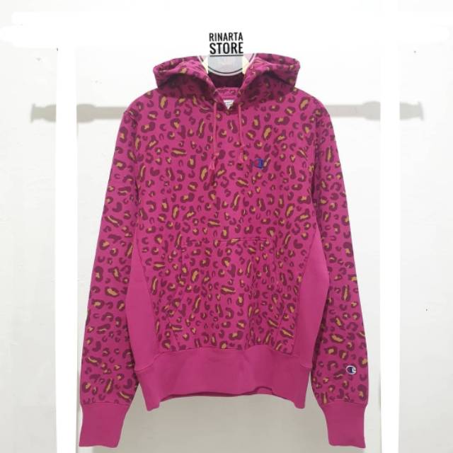 CHAMPION REVERSE WEAVE UO EXCLUSIVE LEOPARD PINK