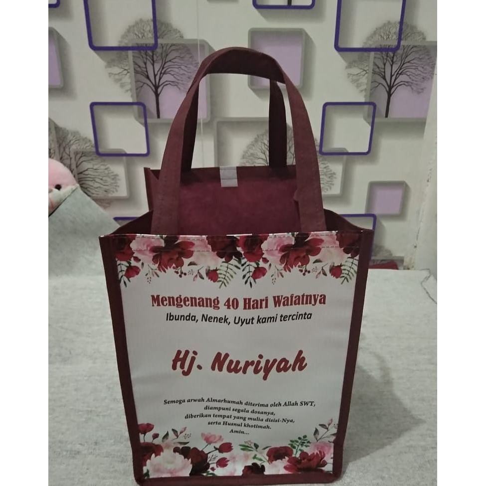 

Tas Souvenir memperigati orang meninggal