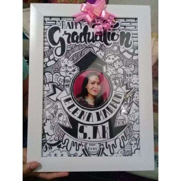 Kado Bingkai Wisuda Doodle Art Happy Graduation ukuran 8R