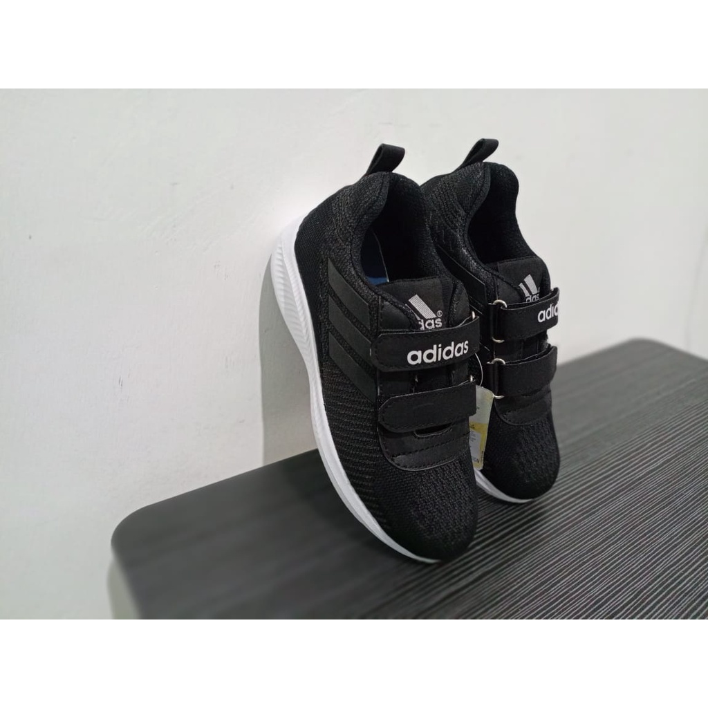 sepatu anak sekolah hitam tanpa tali / sepatu sekolah paud tk sd hitam / sepatu joging anak / sepatu casual anak / sepatu terbaru import / sepatu ukuran 31 - 35 sudah menggunakan system strobel (jahit dalam pabrik)