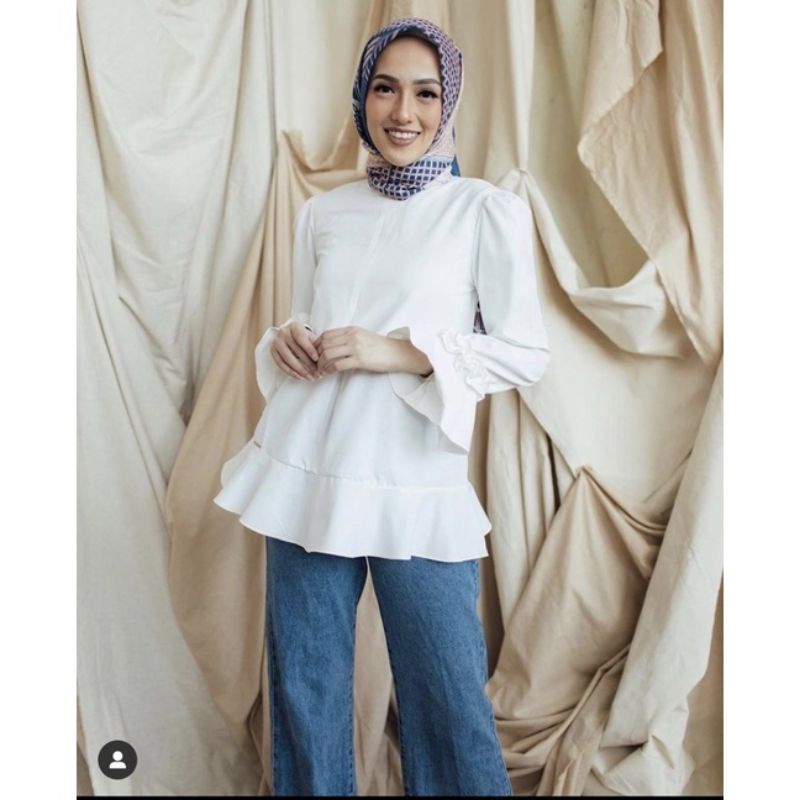 Clara blouse preloved wearing Klamby