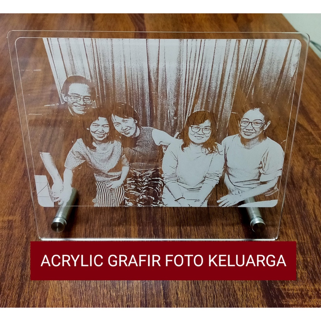 

HADIAH KADO PLAKAT CUSTOM GRAFIR ACRYLIC FOTO KELUARGA FOTO WISUDA FOTO EVENT HADIAH GIFT MEJA STANDING FOTO ANANTA ARTWORKS
