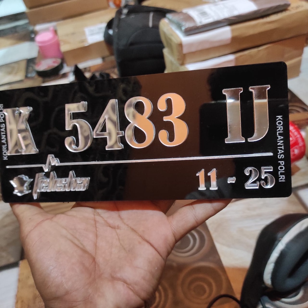 Plat Motor Akrilik Silver Crome Satuan (SATU)