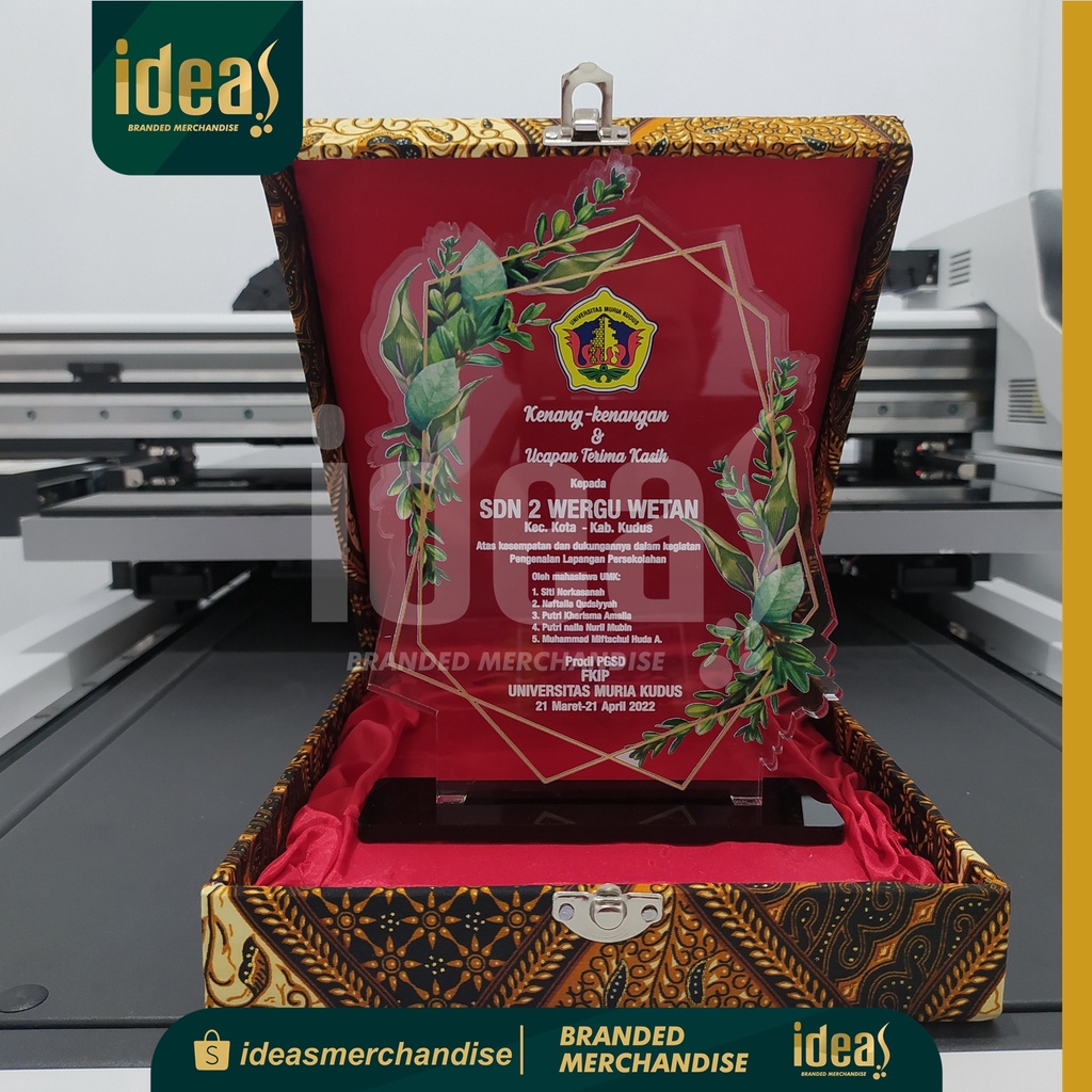 

PLAKAT AKRILIK KENANG-KENANGAN KKN/PPL PLUS BOX / TROPHY AKRILIK / VANDEL ACRYLIC / PLAKAT PENGHARGAAN
