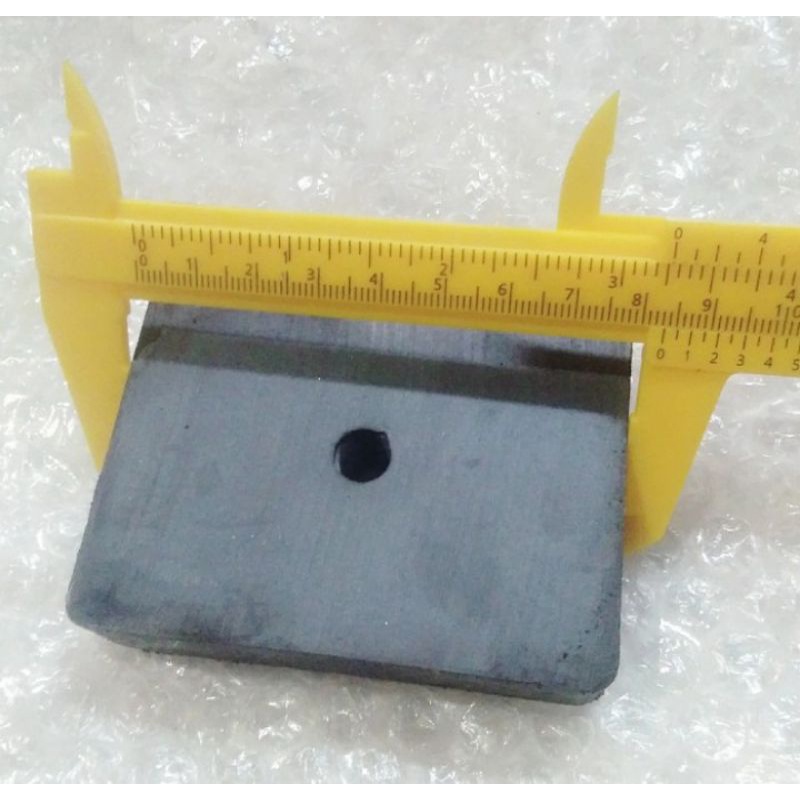 magnet model kotak magnet jenis ferrit  hitam size 85mm× 65mm ×18mm sangat lengket